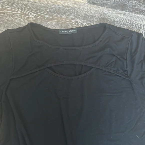 Kim & Cami short sleeve top. - Picture 2 of 3